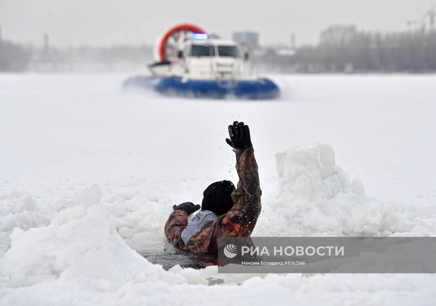 Обучение правилам безопасности на льду в Казани