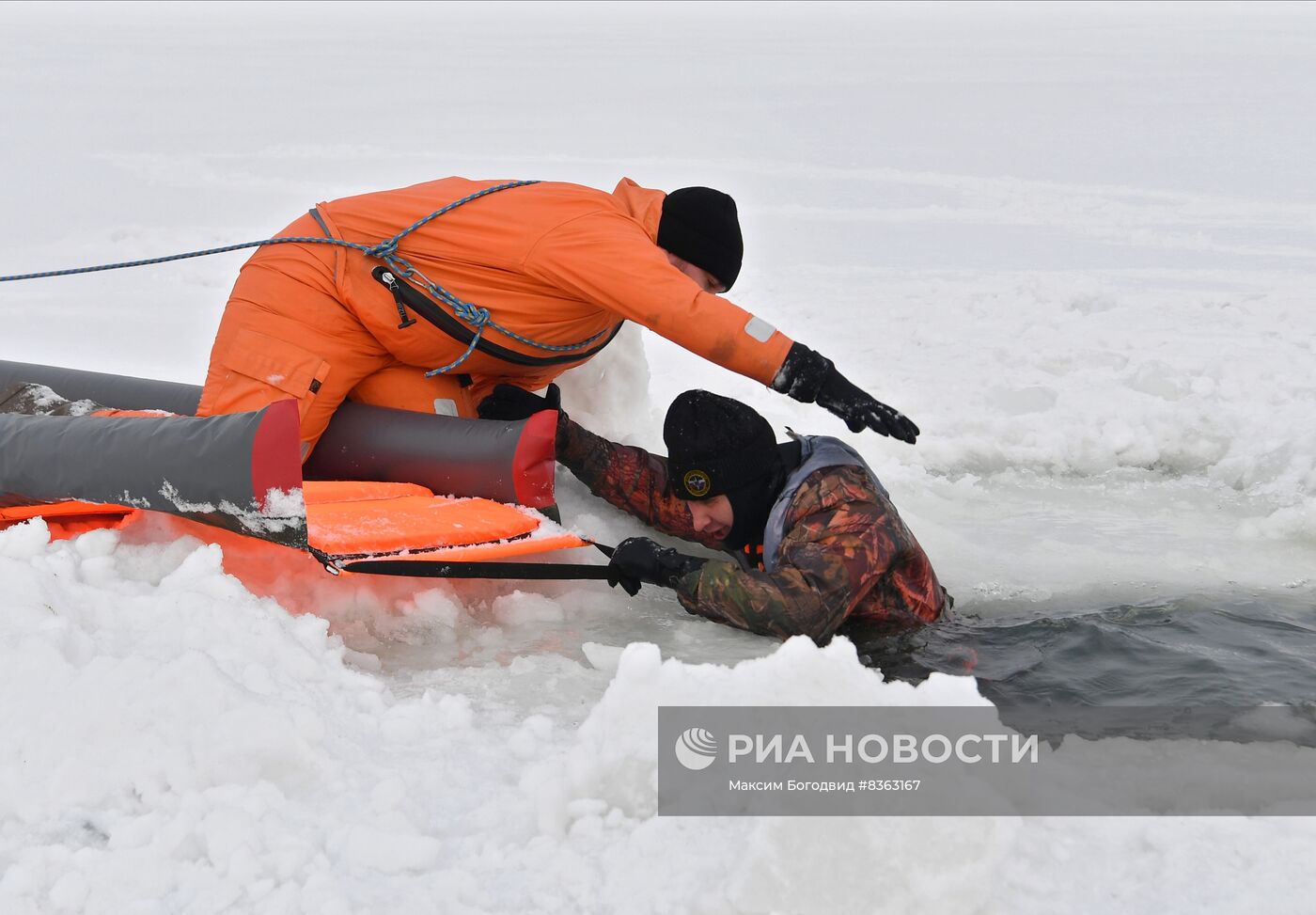 Обучение правилам безопасности на льду в Казани