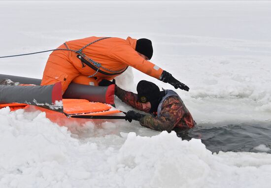 Обучение правилам безопасности на льду в Казани
