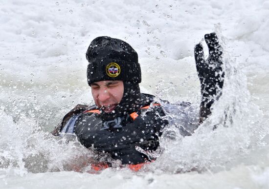 Обучение правилам безопасности на льду в Казани