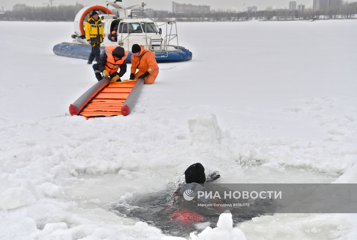 Обучение правилам безопасности на льду в Казани