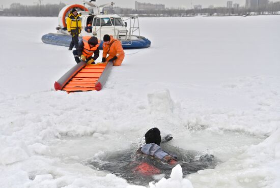 Обучение правилам безопасности на льду в Казани