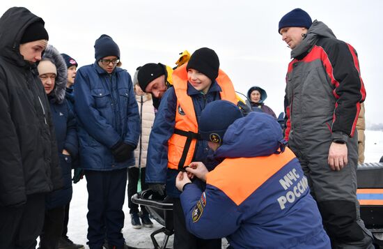 Обучение правилам безопасности на льду в Казани