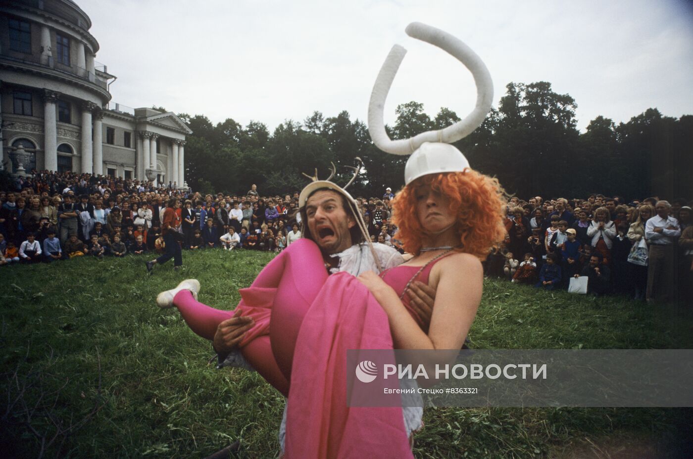 Всесоюзный фестиваль уличных театров "Лицедей-лицей" в Ленинграде