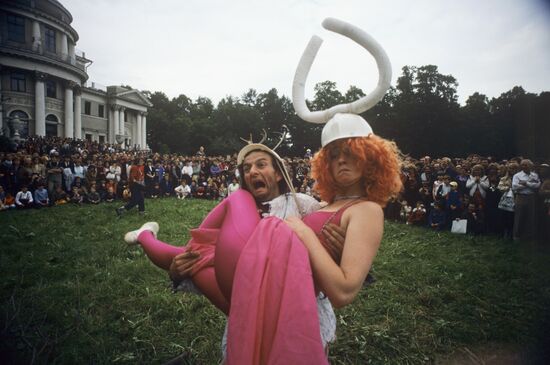 Всесоюзный фестиваль уличных театров "Лицедей-лицей" в Ленинграде