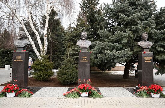 Торжественное открытие бюстов И. Сталина, Г. Жукова, А. Василевского в Волгограде