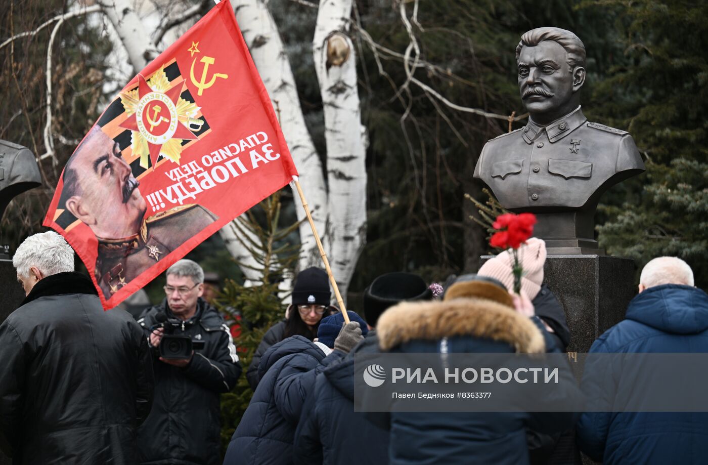 Торжественное открытие бюстов И. Сталина, Г. Жукова, А. Василевского в Волгограде