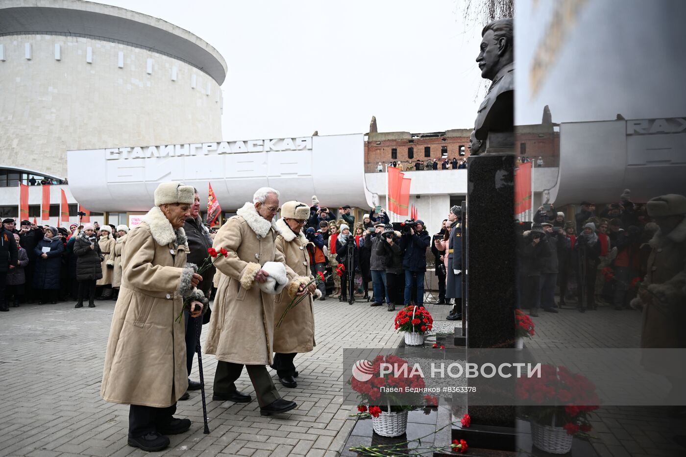 Торжественное открытие бюстов И. Сталина, Г. Жукова, А. Василевского в Волгограде