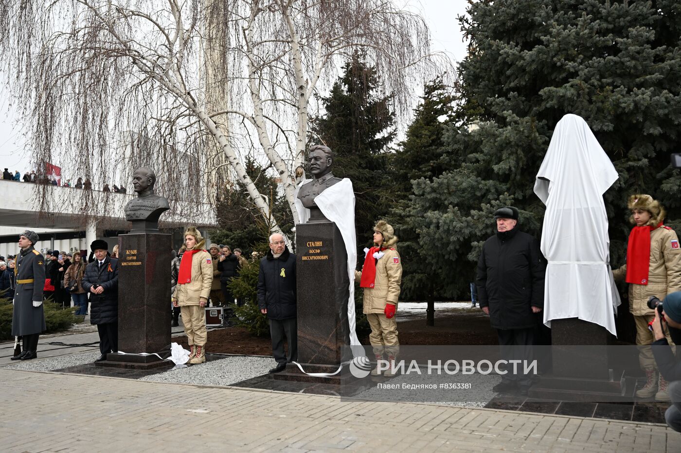 Торжественное открытие бюстов И. Сталина, Г. Жукова, А. Василевского в Волгограде