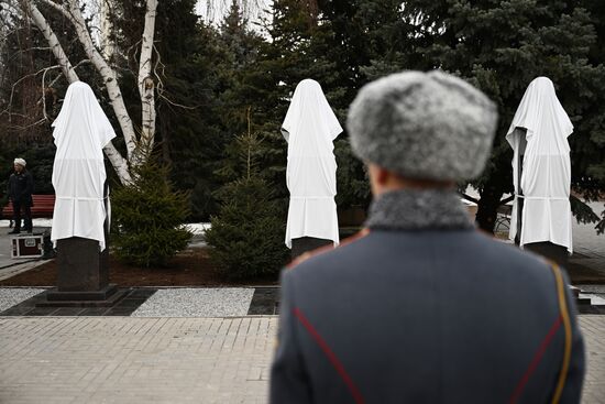 Торжественное открытие бюстов И. Сталина, Г. Жукова, А. Василевского в Волгограде