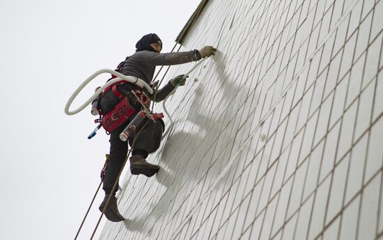 Работа промышленных альпинистов