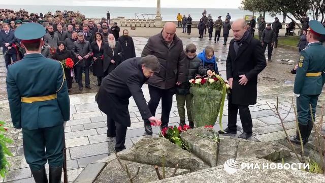 Президент Абхазии и посол РФ Михаил Шургалин возложили цветы к памятнику Неизвестному солдату в Сухуме