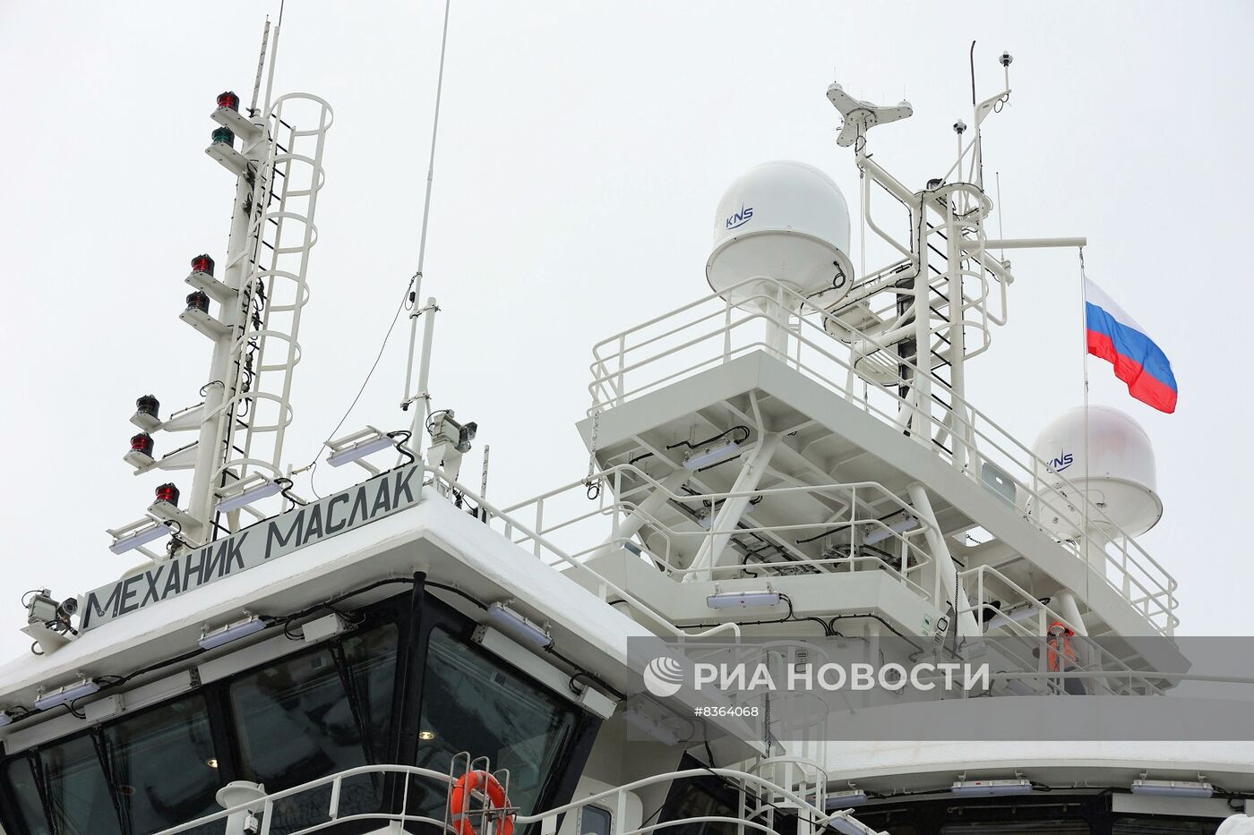 Государственный флаг РФ поднят на рыболовном траулере "Механик Маслак"