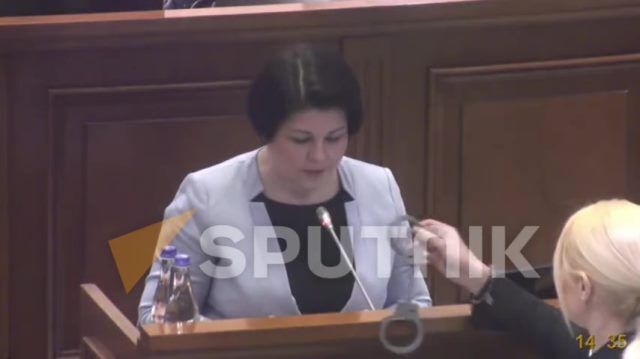Наручники для Натальи Гаврилицы в парламенте Молдовы