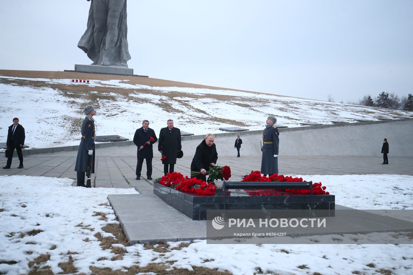 Погибло на мамаевом кургане. 2 Февраля Сталинградская битва Мамаев Курган. Мамаев Курган вечный огонь. Возложение Путиным цветов на Мамаевом Кургане. Сталинградская битва Мамаев Курган 2 февраля возложение.