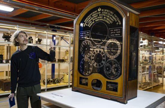 Отреставрированная часовая станция в Политехническом музее