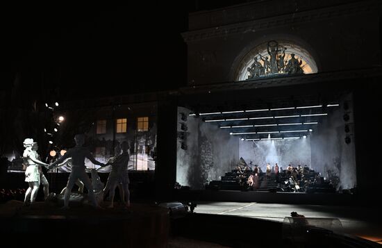Спектакль-концерт "Живые и мертвые" в Волгограде