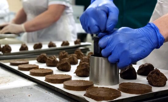 Высококалорийное печенье для участников спецоперации пекут в Сестрорецке