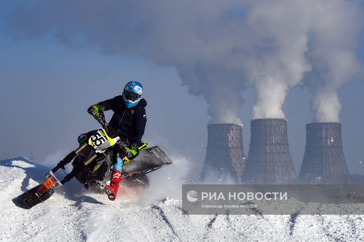 Всероссийские соревнования по кроссу на снегоходах в Новосибирске