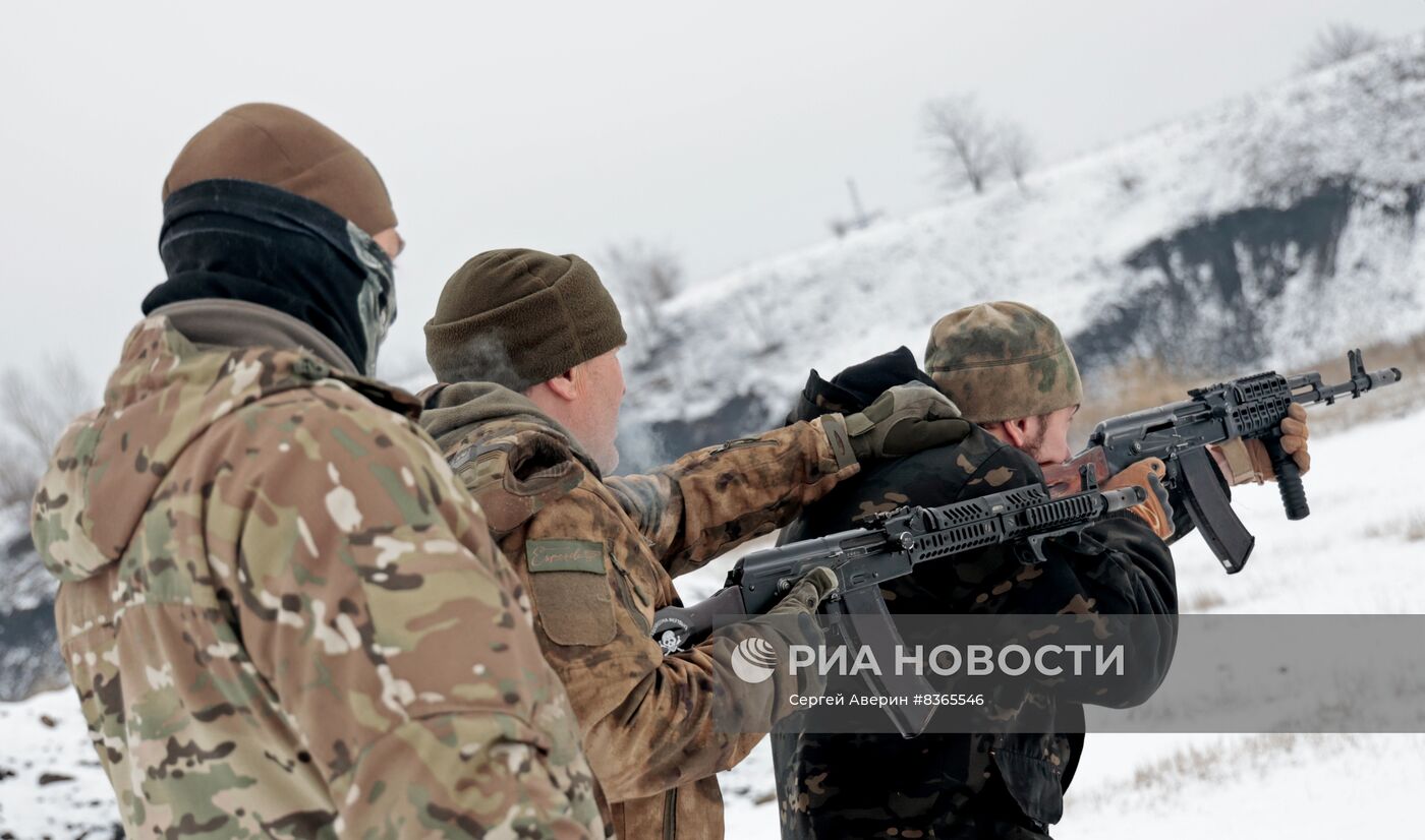 Учения по тактической стрельбе бойцов батальона "Восток"