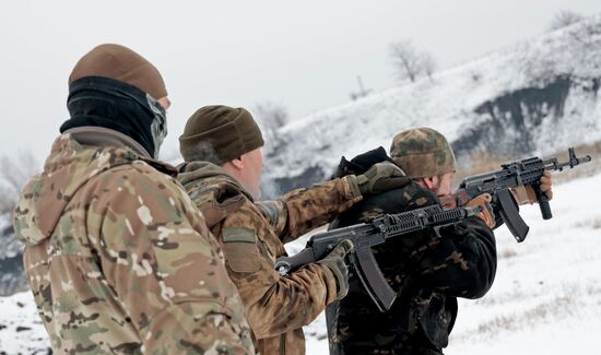 Учения по тактической стрельбе бойцов батальона "Восток"
