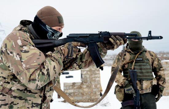 Учения по тактической стрельбе бойцов батальона "Восток"