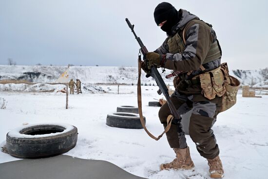 Учения по тактической стрельбе бойцов батальона "Восток"