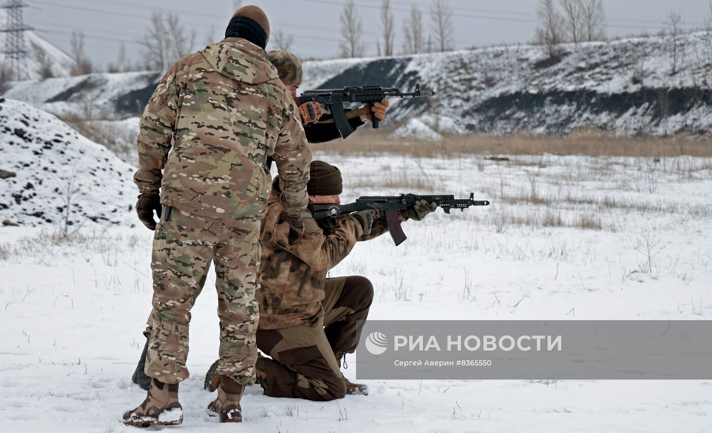 Учения по тактической стрельбе бойцов батальона "Восток"