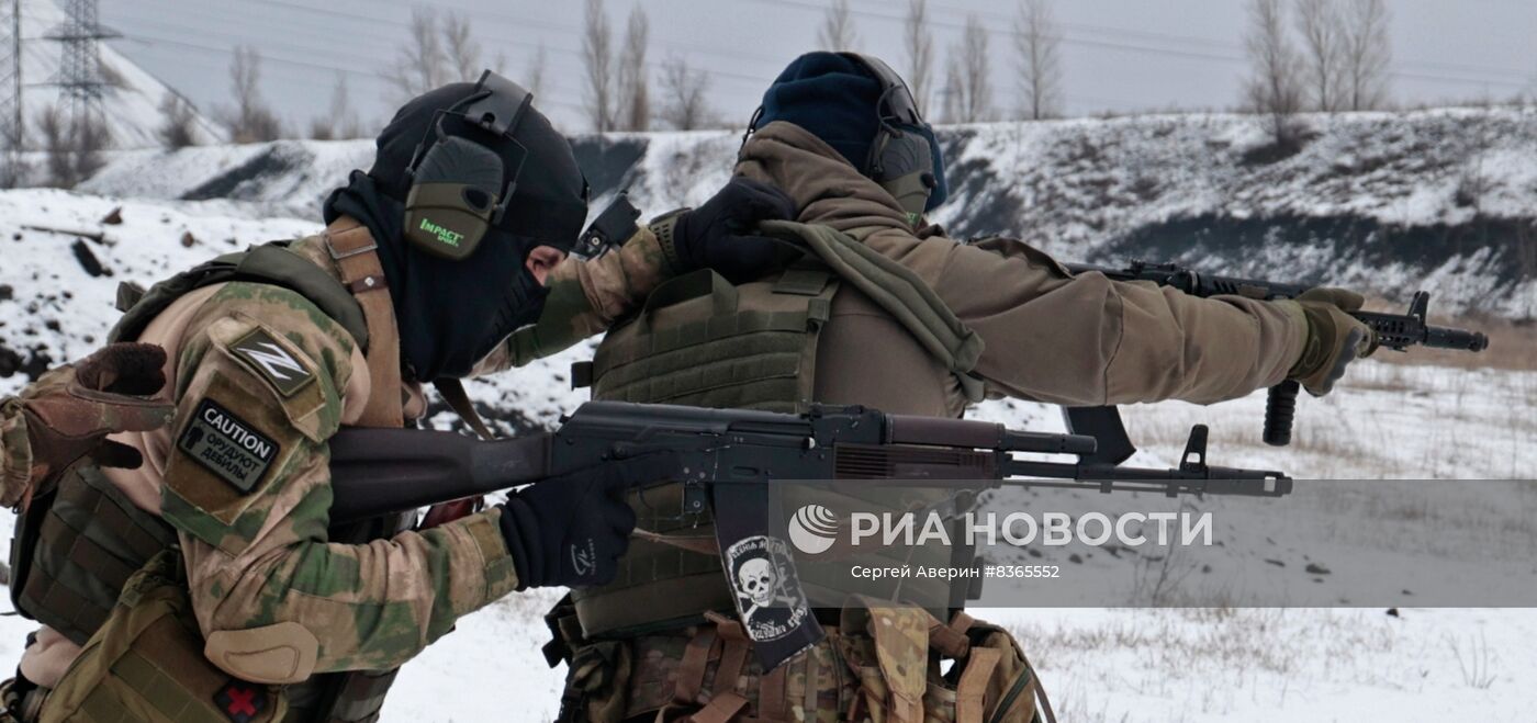 Учения по тактической стрельбе бойцов батальона "Восток"