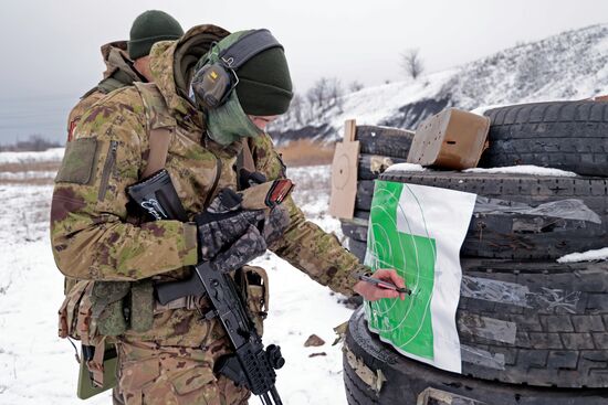 Учения по тактической стрельбе бойцов батальона "Восток"