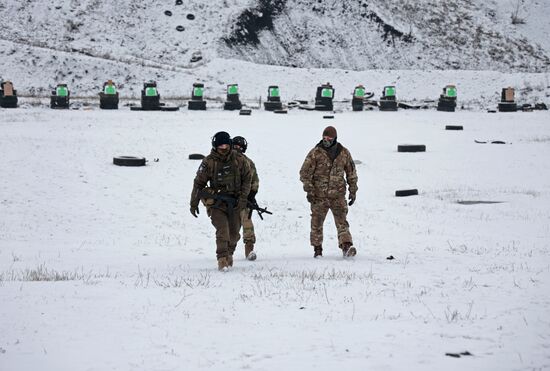 Учения по тактической стрельбе бойцов батальона "Восток"