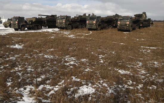 Погрузка военной техники на платформы в ЛНР для транспортировки