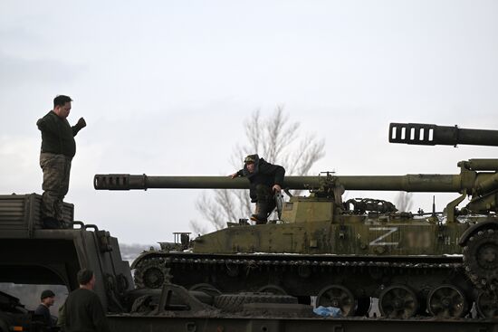 Погрузка военной техники на платформы в ЛНР для транспортировки
