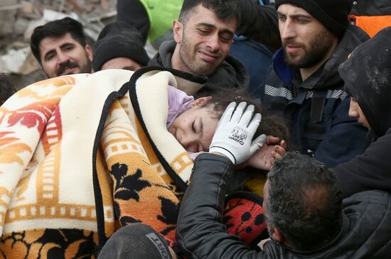 Последствия землетрясения в Турции