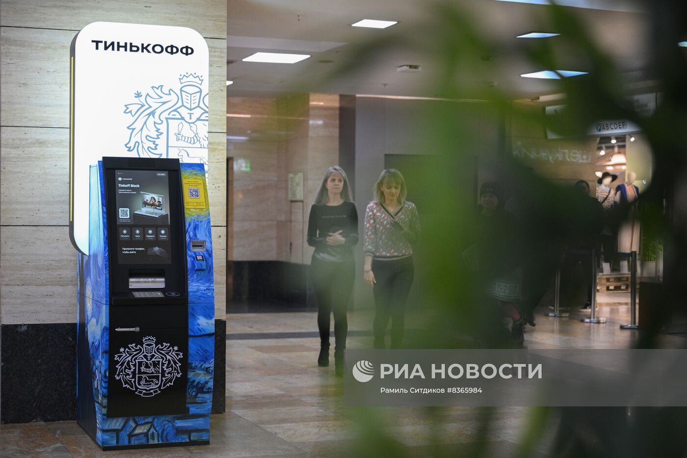 Тинькофф Банк украсил свои банкоматы и карты картинами известных художников