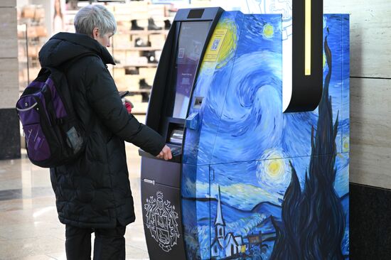 Тинькофф Банк украсил свои банкоматы и карты картинами известных художников