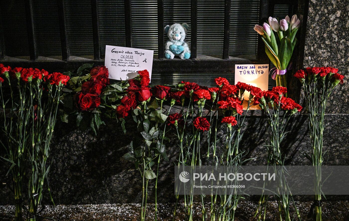 К посольствам Турции и Сирии несут цветы в  память о погибших в результате землетрясения
