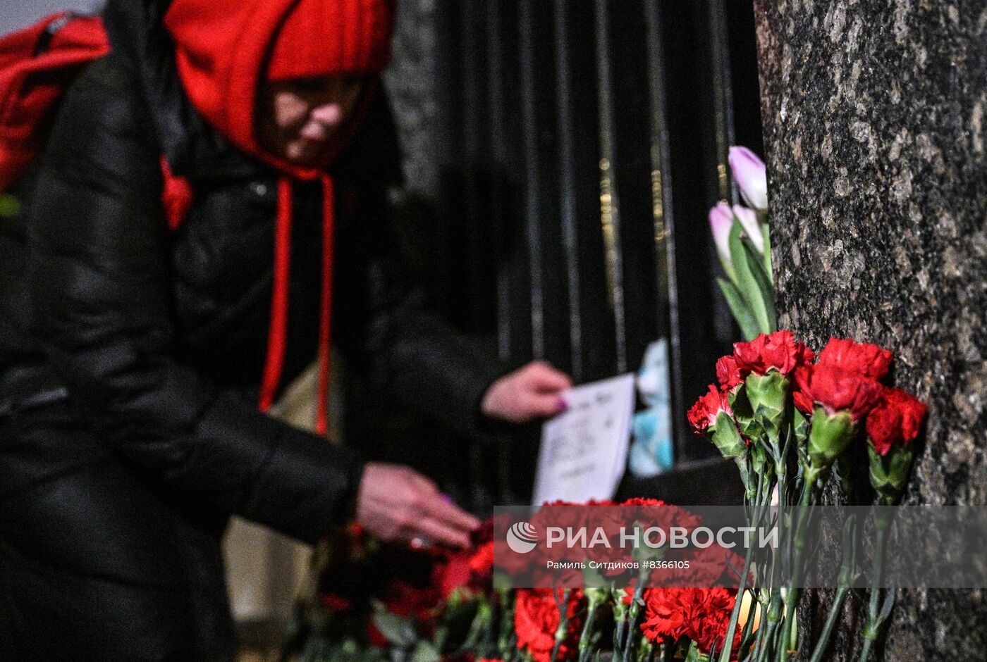 К посольствам Турции и Сирии несут цветы в  память о погибших в результате землетрясения