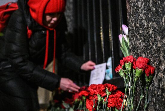 К посольствам Турции и Сирии несут цветы в  память о погибших в результате землетрясения
