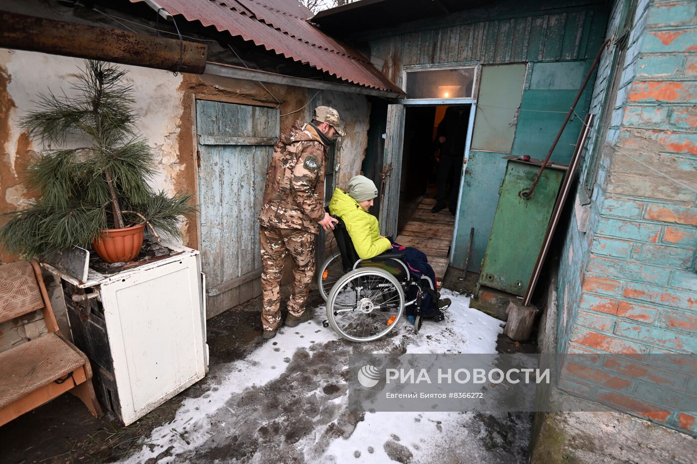 Волонтеры из Екатеринбурга навестили девушку с осколочным ранением из Донецка