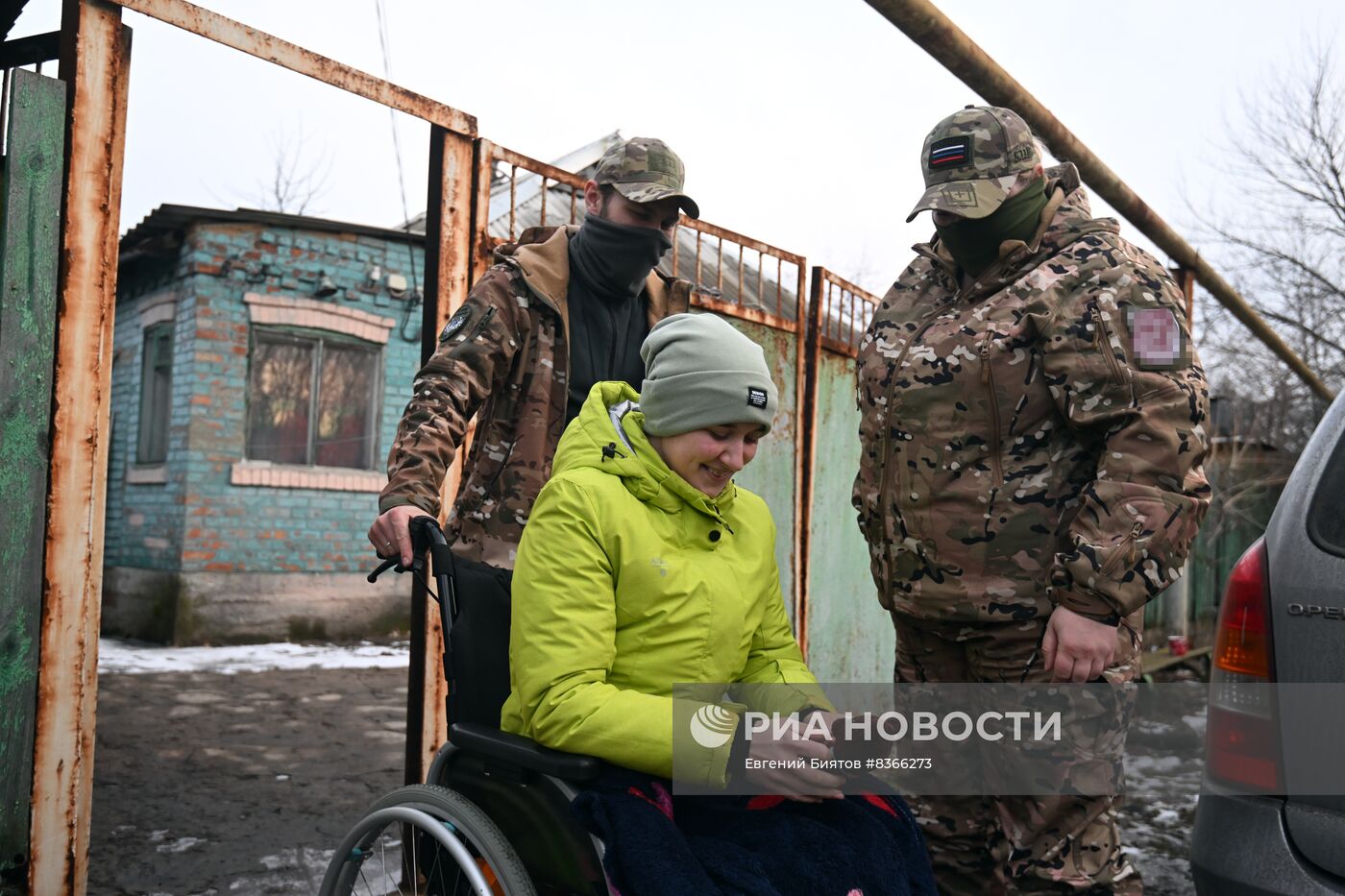 Волонтеры из Екатеринбурга навестили девушку с осколочным ранением из Донецка