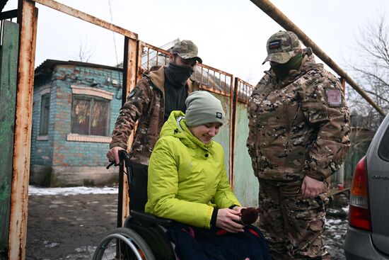 Волонтеры из Екатеринбурга навестили девушку с осколочным ранением из Донецка