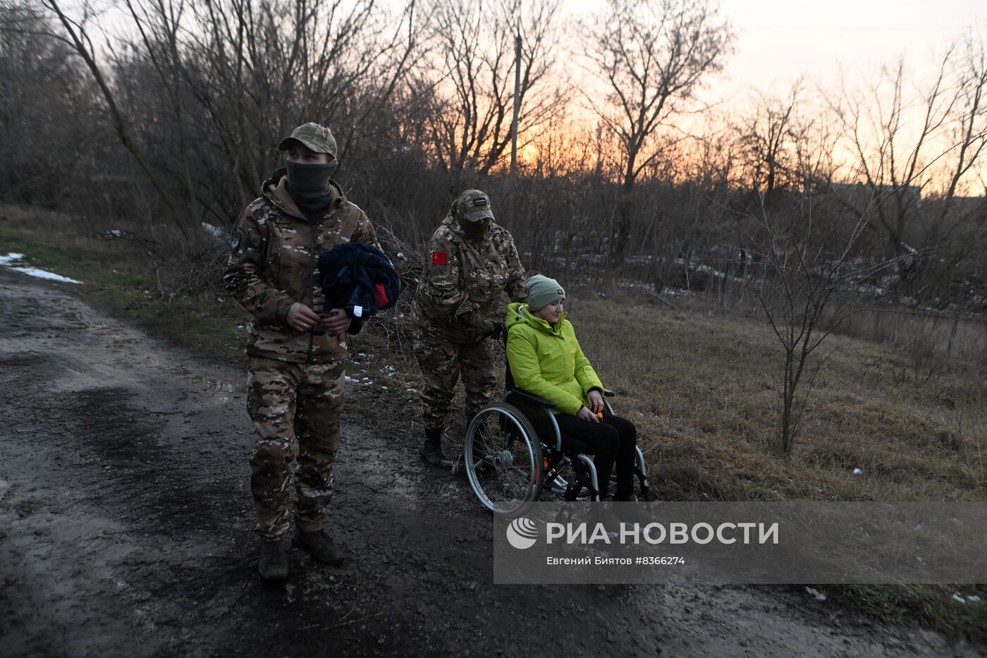 Волонтеры из Екатеринбурга навестили девушку с осколочным ранением из Донецка