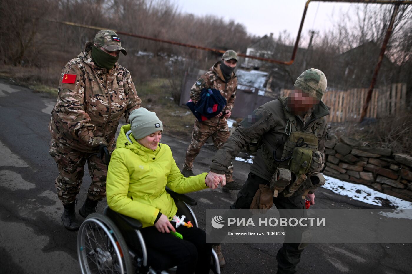 Волонтеры из Екатеринбурга навестили девушку с осколочным ранением из Донецка