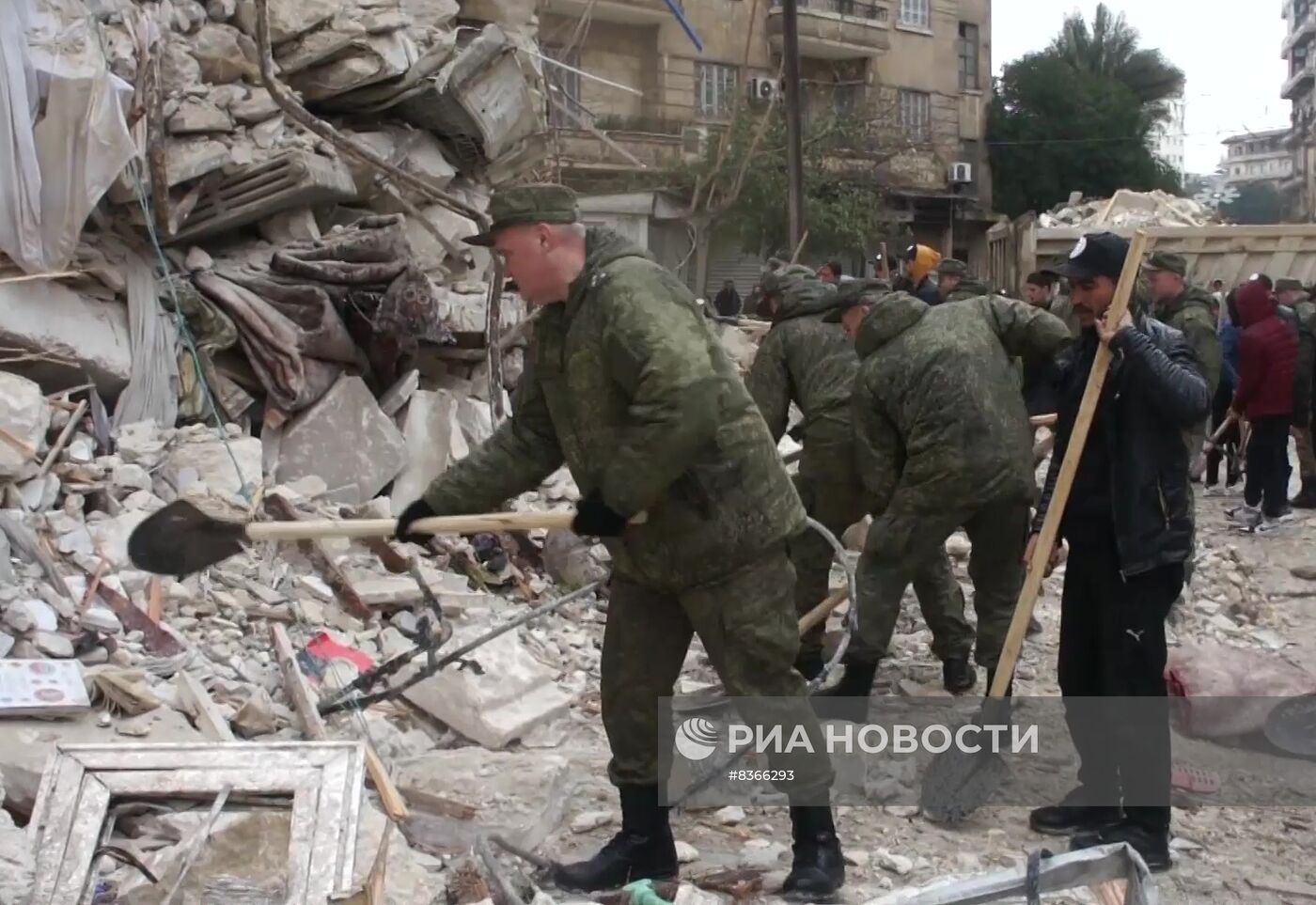 Российские военные в Сирии помогают в ликвидации последствий землетрясения