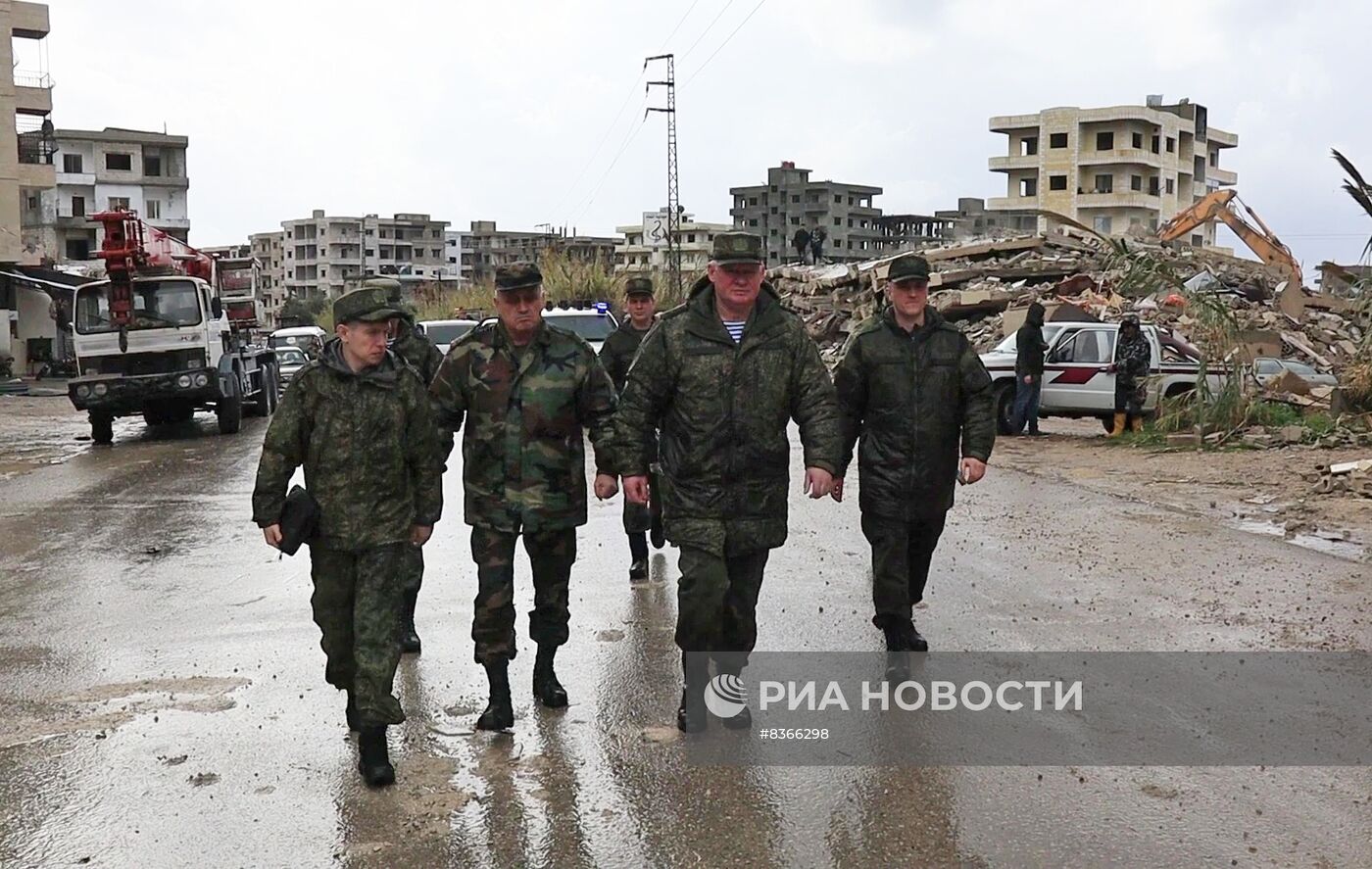 Российские военные в Сирии помогают в ликвидации последствий землетрясения