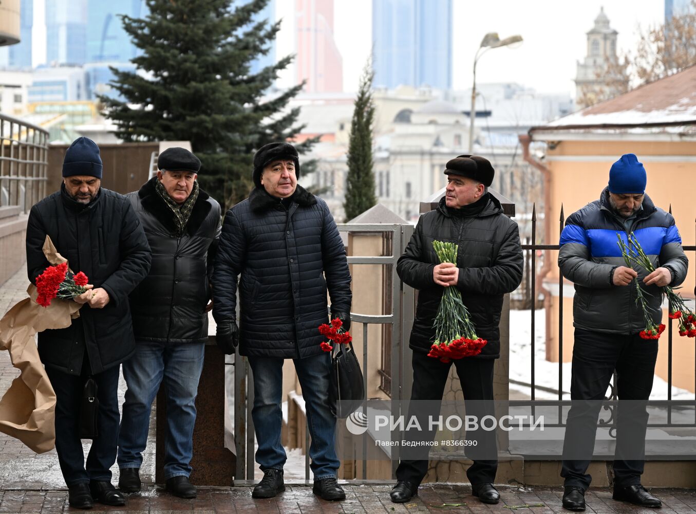 К посольствам Турции и Сирии несут цветы в память о погибших в результате землетрясения