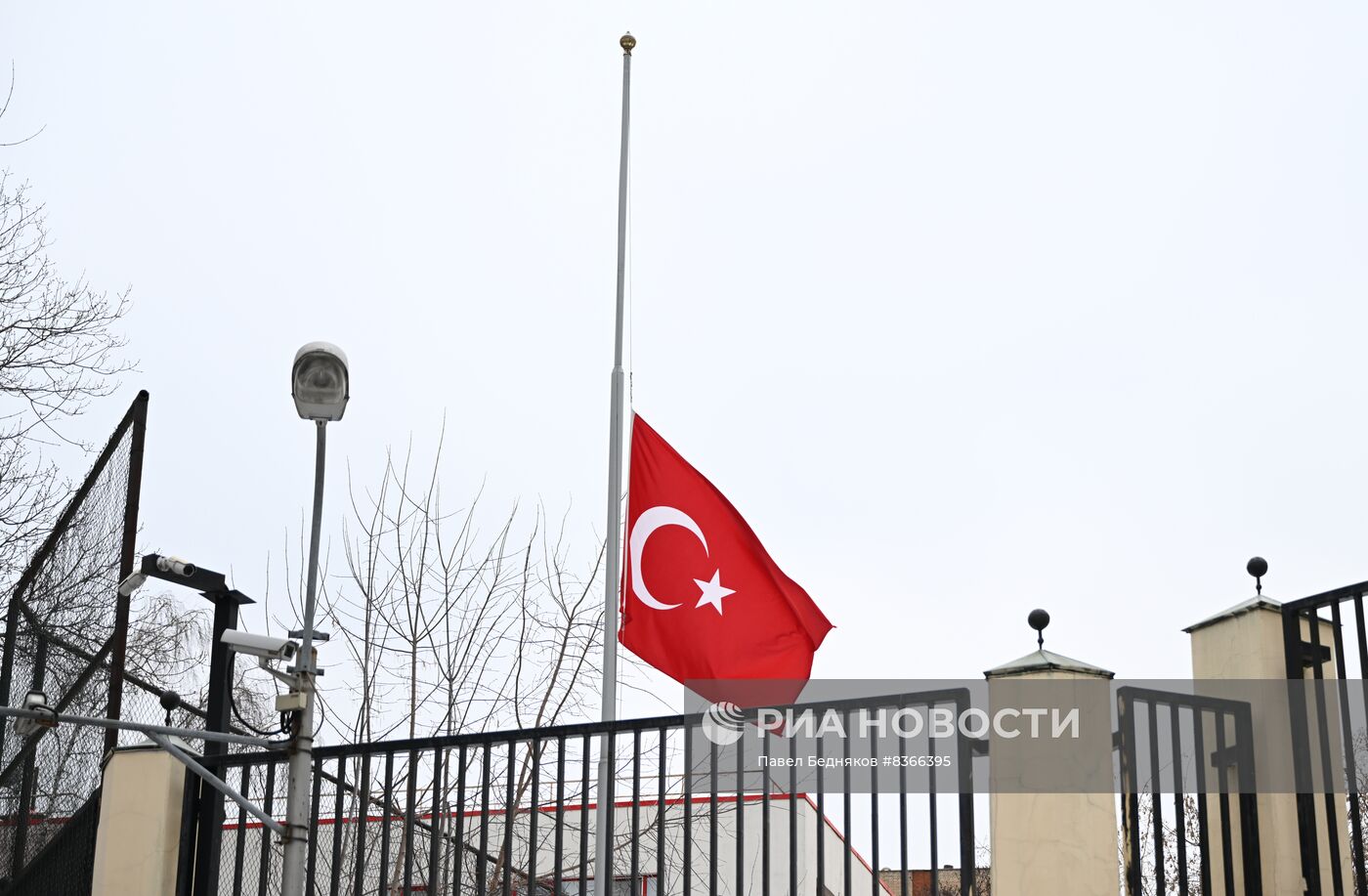 К посольствам Турции и Сирии несут цветы в память о погибших в результате землетрясения