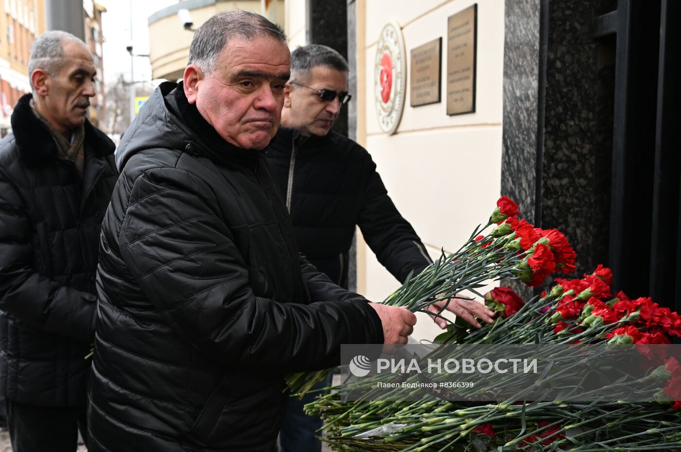 К посольствам Турции и Сирии несут цветы в память о погибших в результате землетрясения