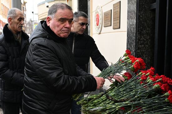 К посольствам Турции и Сирии несут цветы в память о погибших в результате землетрясения